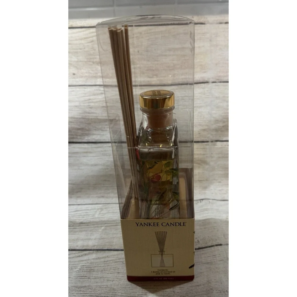 NIB Yankee Candle 3 oz Reed Diffuser Red Apple Wreath Hand Decorated Glass NEW